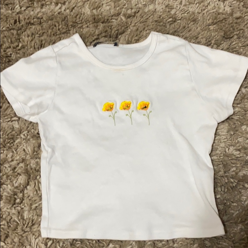 Brandy Melville,cropped white flower shirt